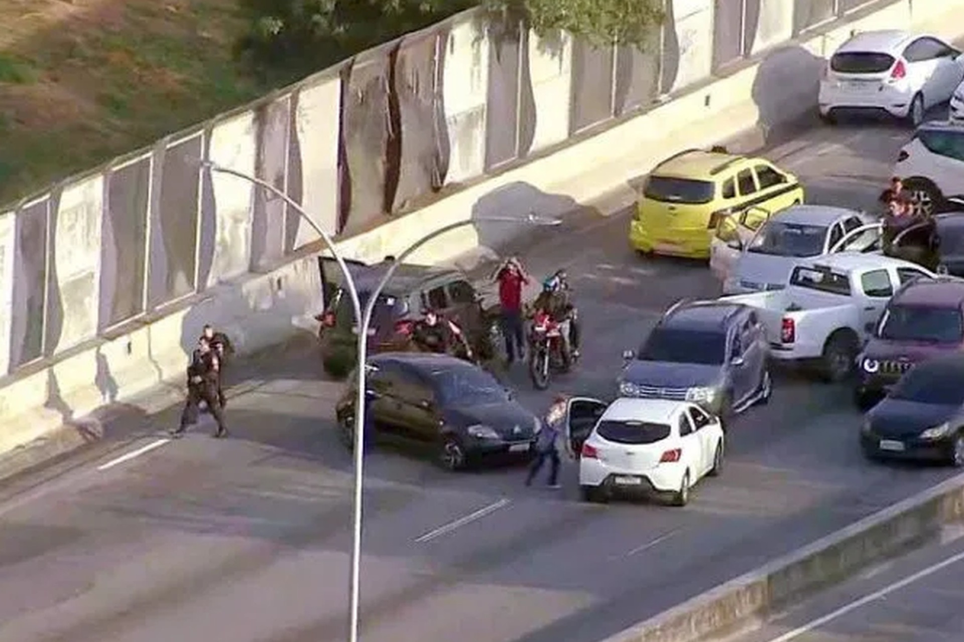Perseguição e tiroteio na Avenida Brasil (RJ) – 28-29/07/2026
